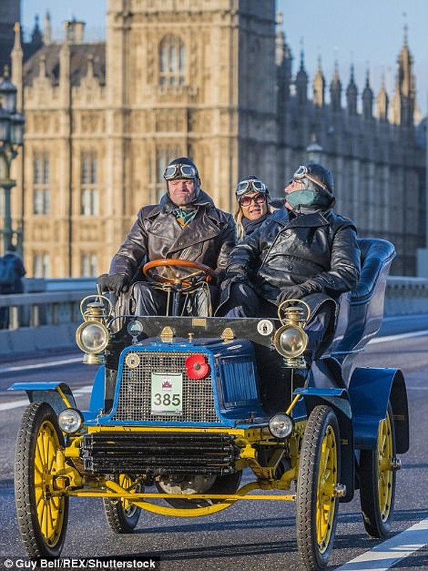 Hang tram &quot;xe cu&quot; lan banh tren duong pho London-Hinh-8